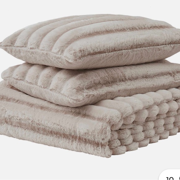 Frye Faux Fur 3 piece Queen/King
Comforter Set - Picture 3 of 6